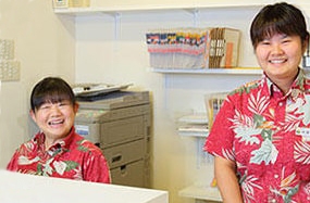 アロハシャツを着たスタッフが出迎える受付