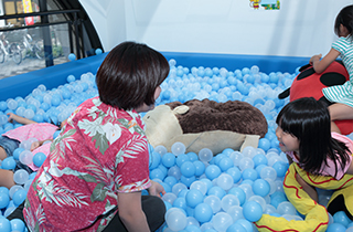 子どもも大人もわくわくする院内のボールプール