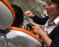 一人で診察室のイスに座る練習