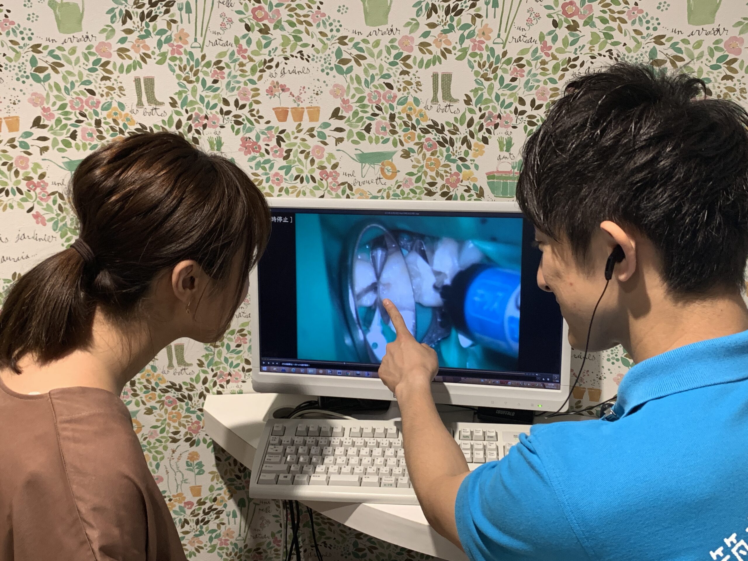 モニターを使って録画映像で説明する様子