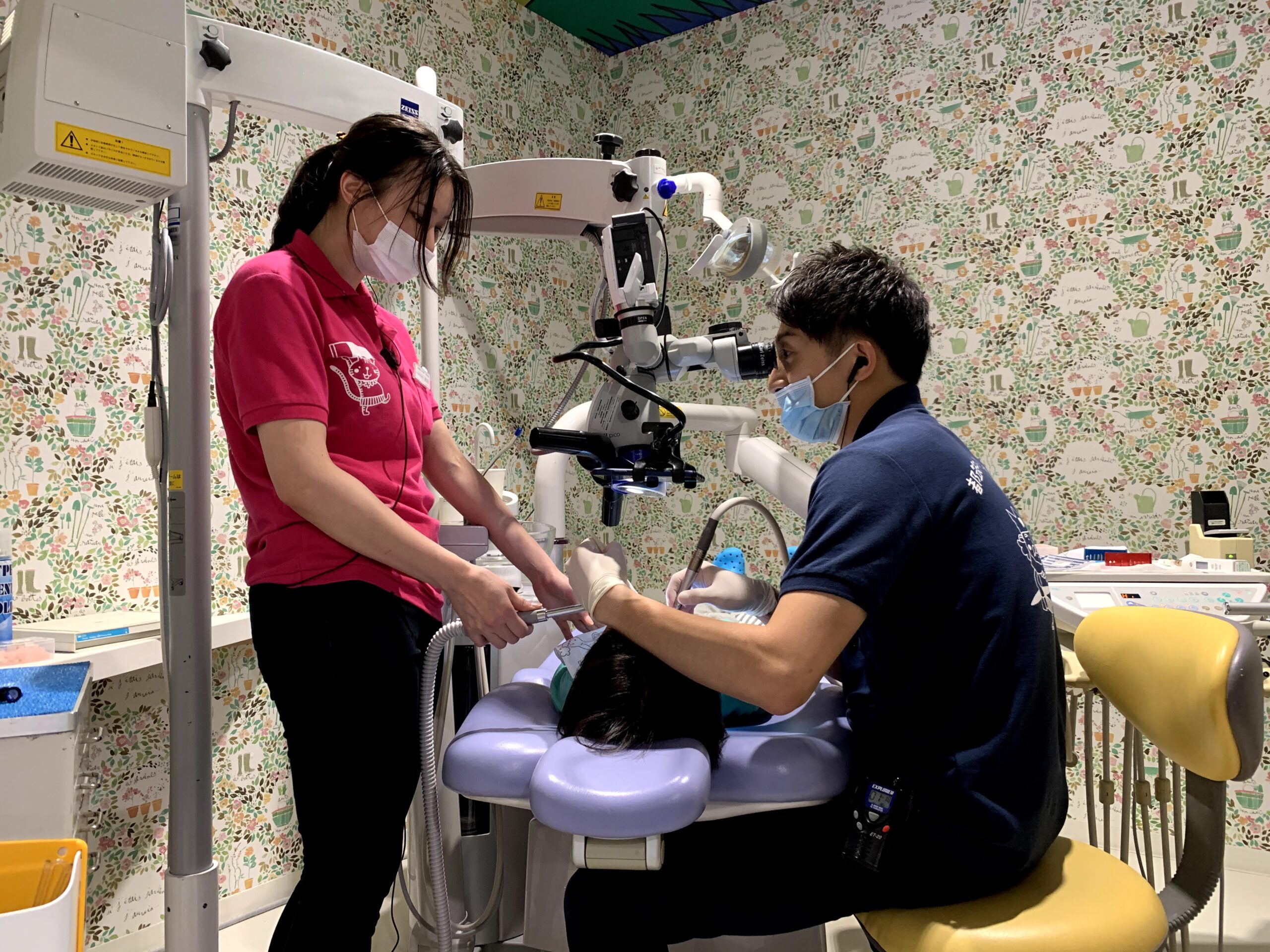 マイクロスコープを使用した小児歯科の精密治療